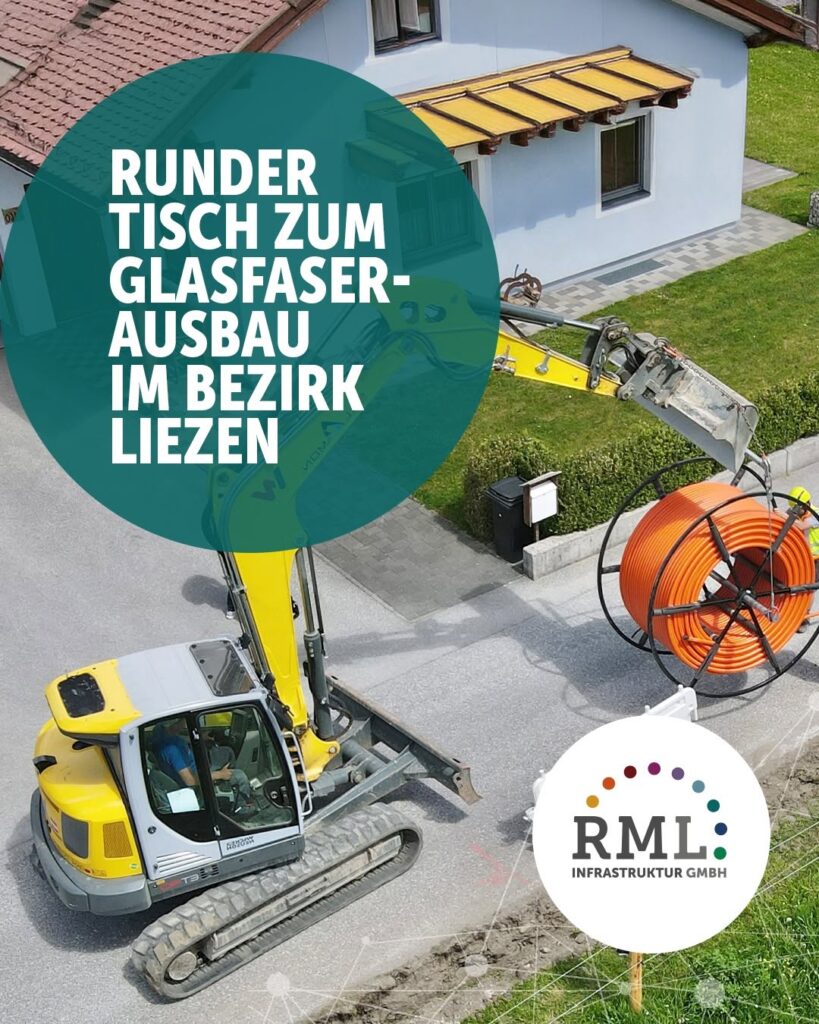 Runder Tisch zum Glasfaserausbau im Bezirk Liezen: Bagger und Leerrohr vor einem Einfamilienhaus