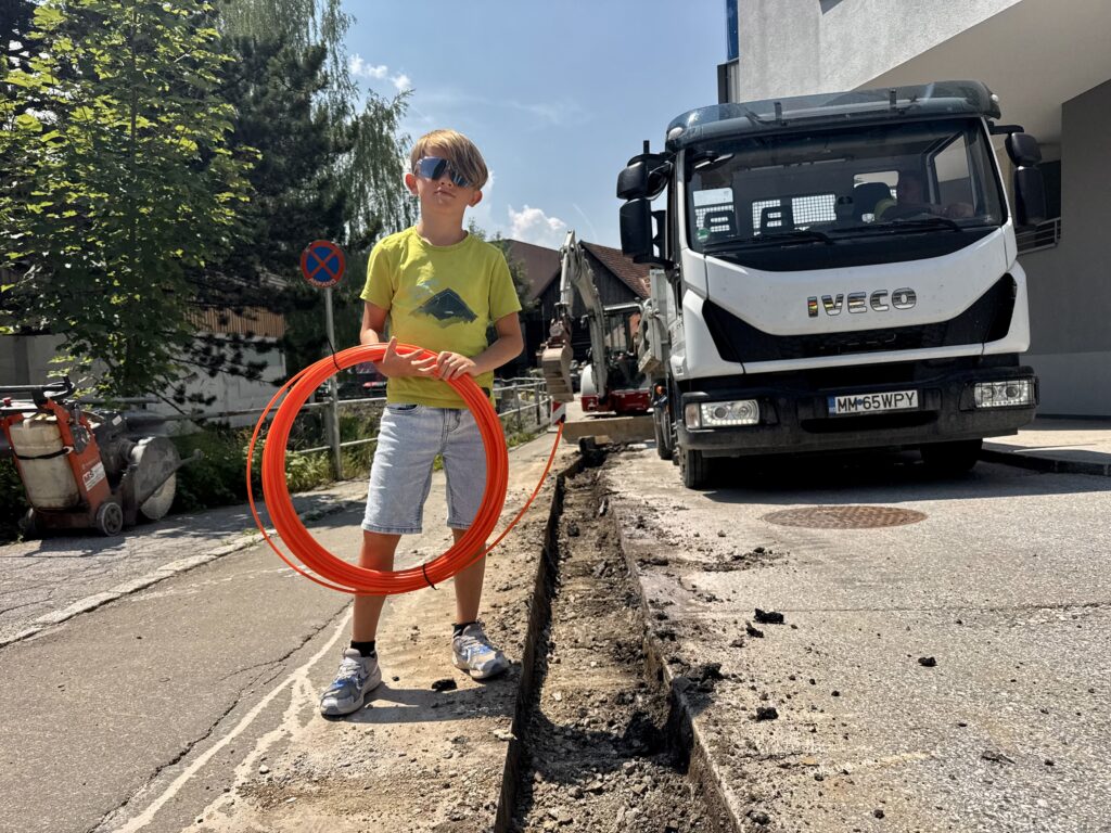 Matteo beim Bring-dein-Kind-zur-Arbeit-Tag auf der Glasfaser-Baustelle in Liezen