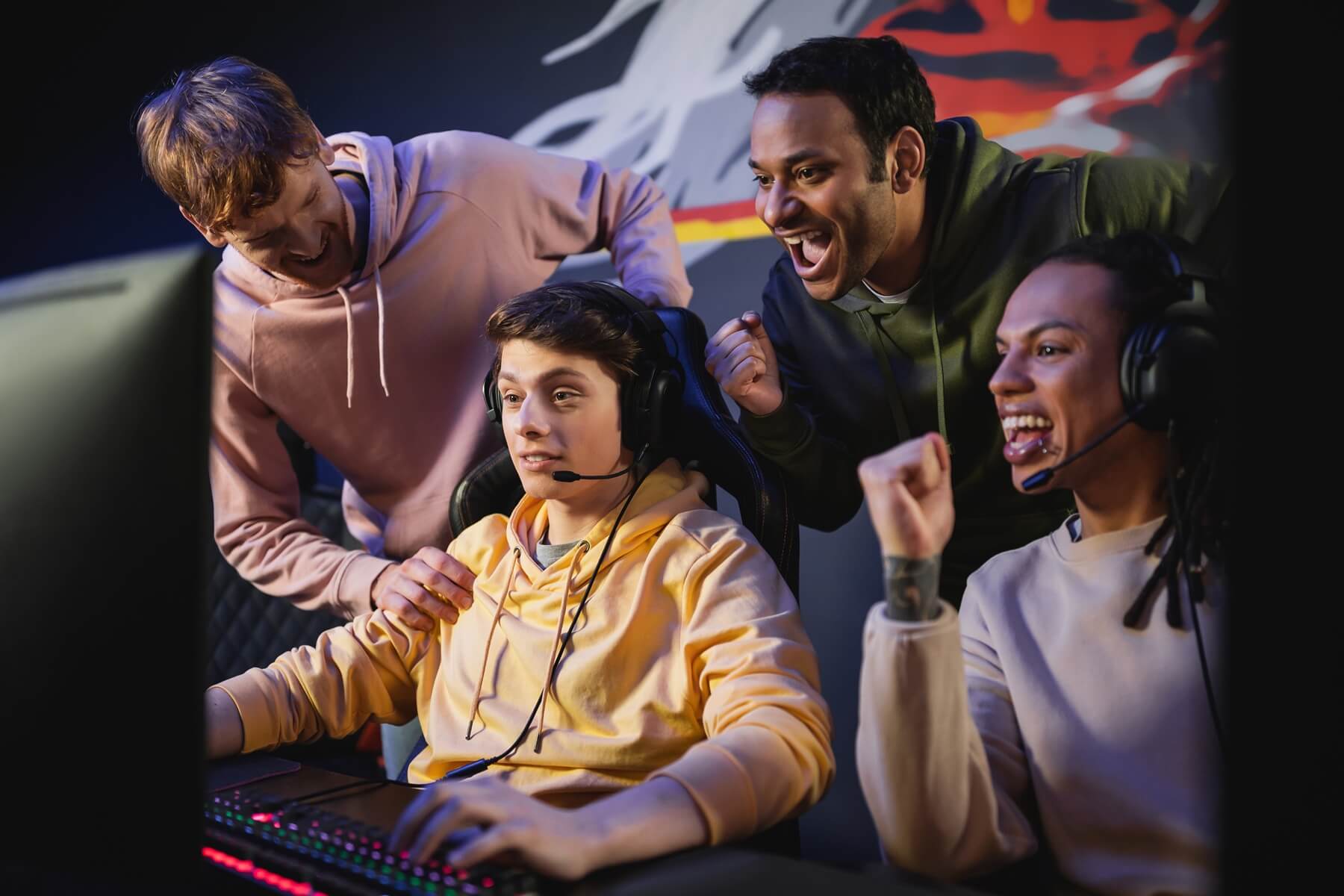 Freunde spielen gemeinsam online über Glasfaser-Internet