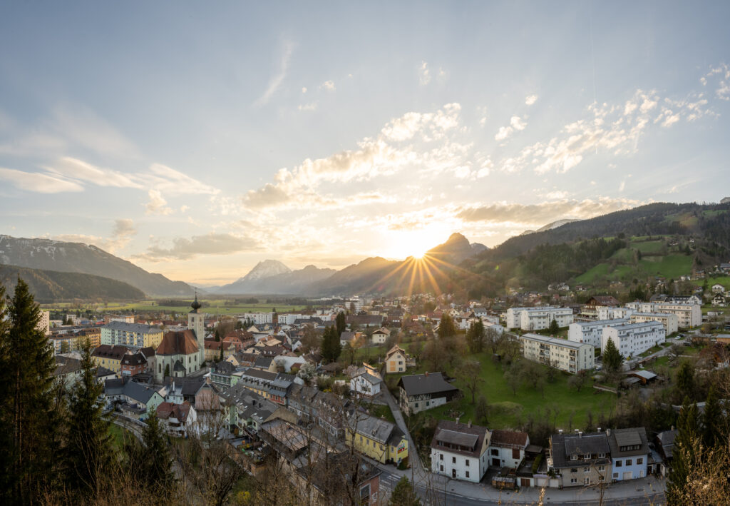 Panorama einer Gemeinde im Bezirk Liezen bei Sonnenuntergang