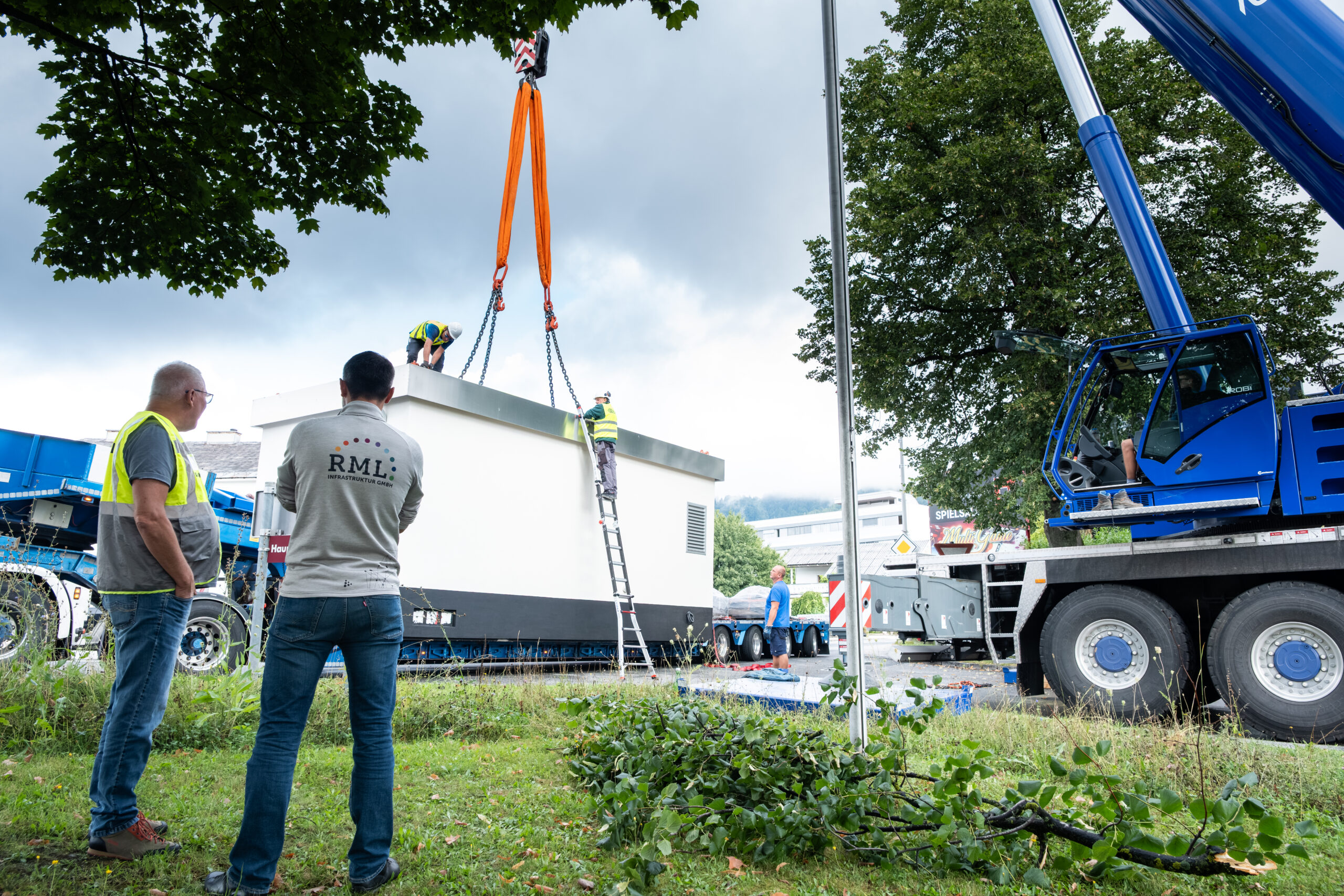 Aufstellen der Glasfaser-Ortszentrale (PoP) in Liezen mit einem Kran