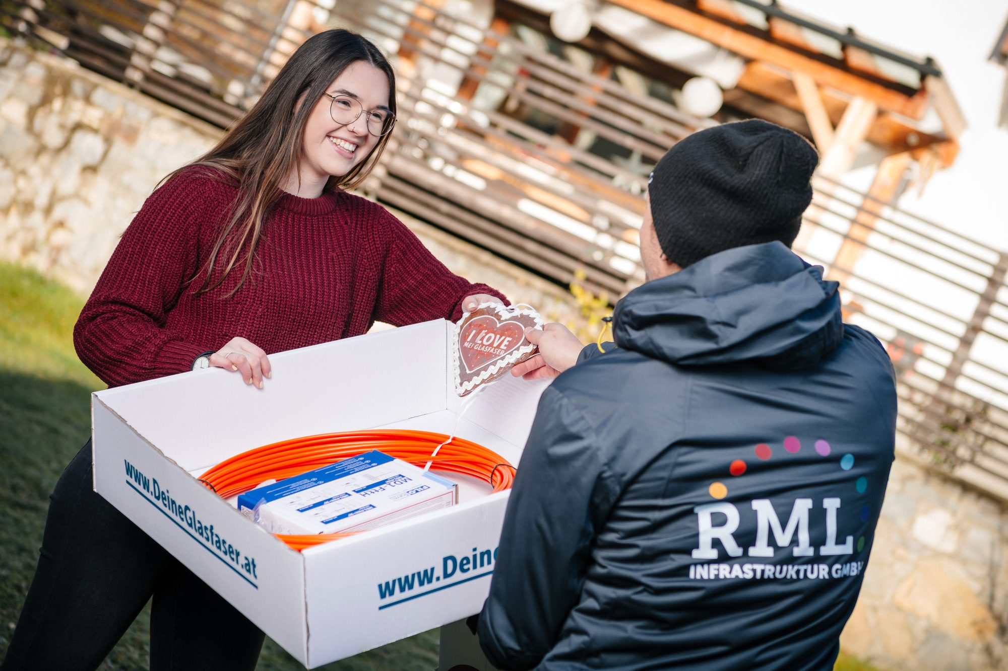 Kundin freut sich über das Hausanschluss-Paket der RML Infrastruktur