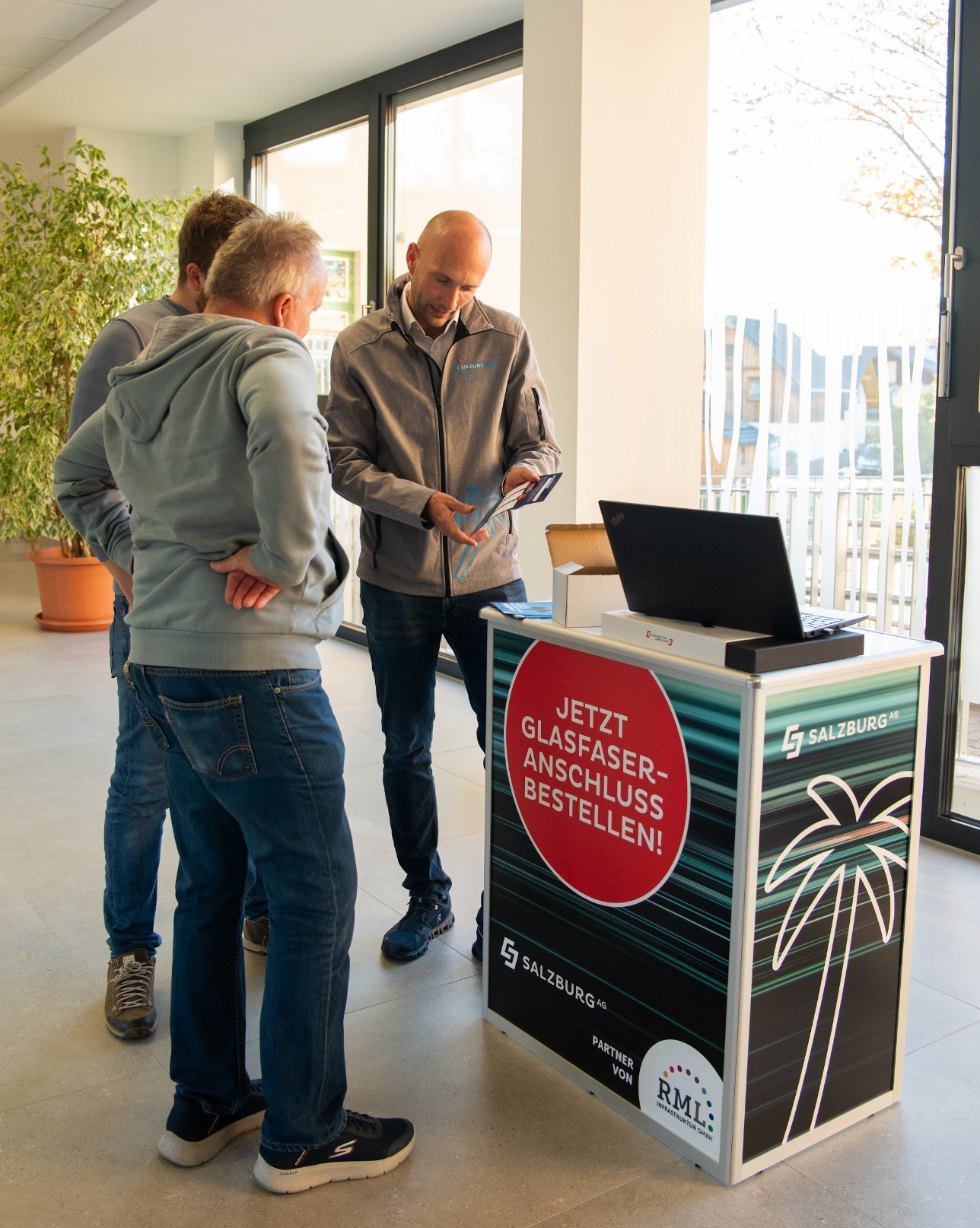 Beratung am Stand der Salzburg AG bei der Infoveranstaltung in Bad Mitterndorf