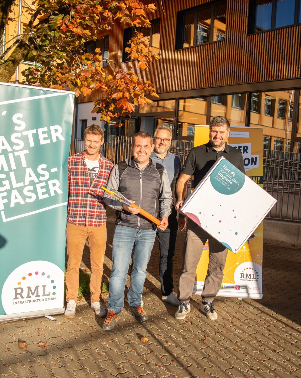 Team der RML Infrastruktur mit Hausanschluss-Paket vor der Mittelschule Bad Mitterndorf