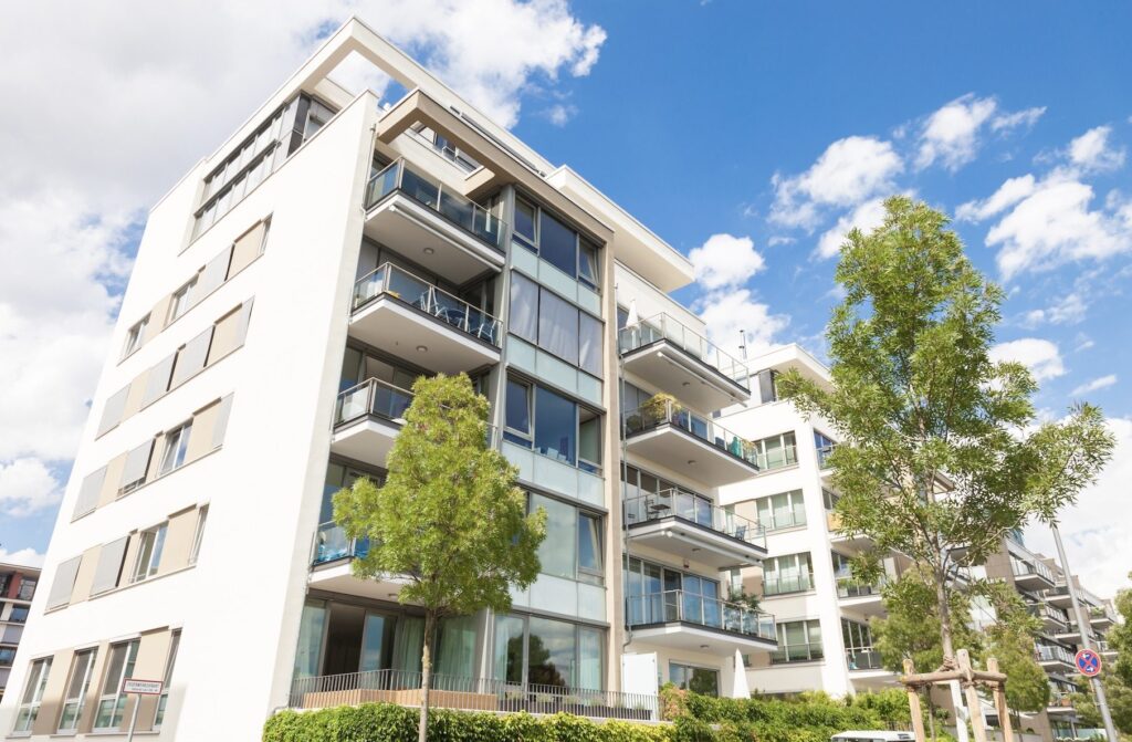 Modernes Mehrparteienhaus