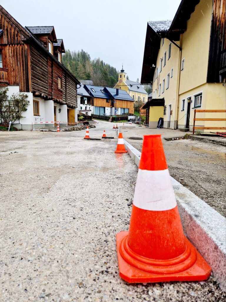Straßenbauarbeiten mit Absperrkegeln bei der Glasfaser-Mitverlegung in Sankt Martin