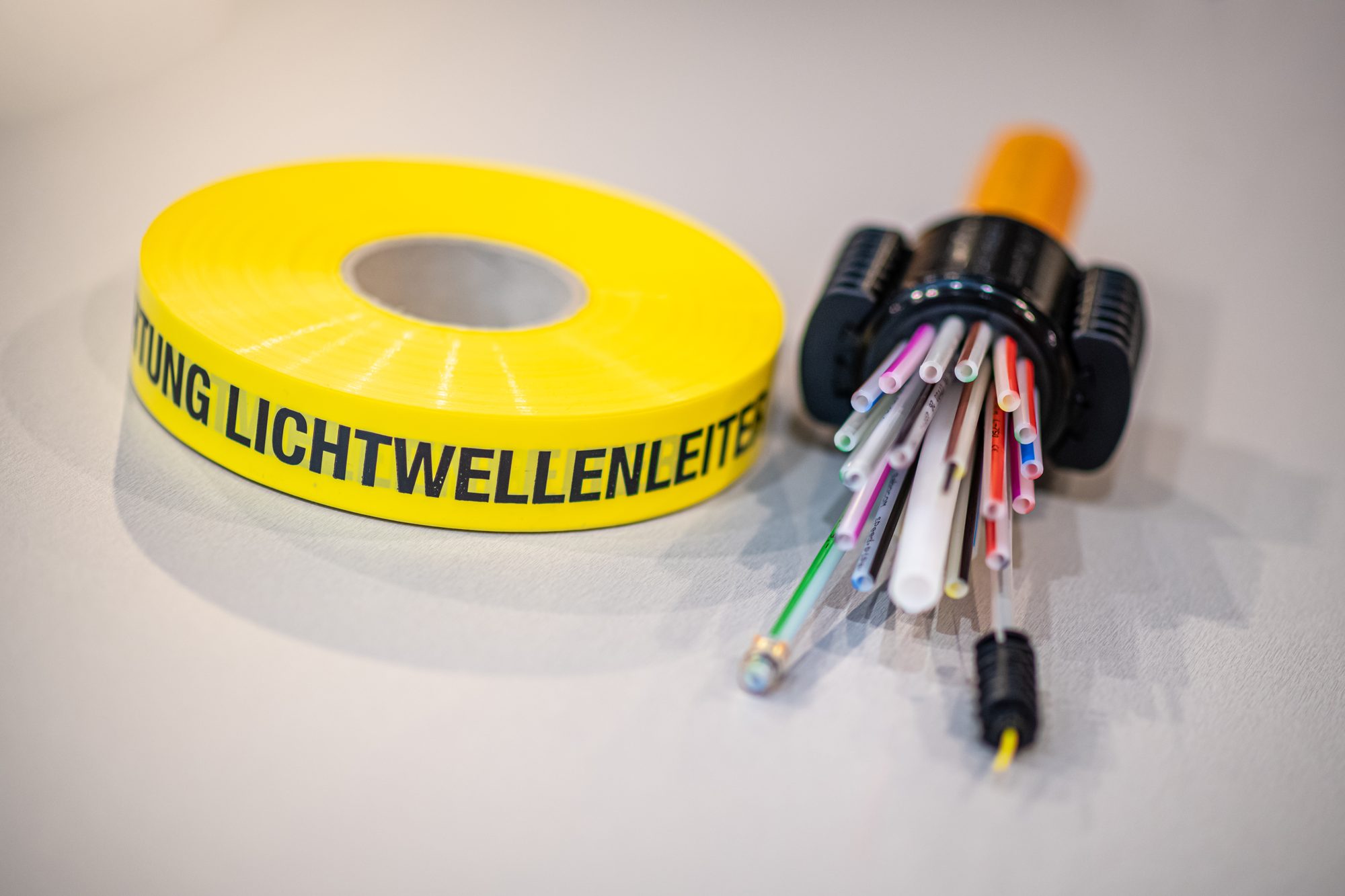 Glasfaserkabel mit gelbem Warnband Lichtwellenleiter